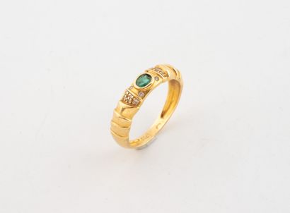 Yellow gold (750) ring set with an emerald.
Gross...