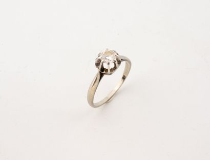 Solitaire ring in white gold (750) and platinum...