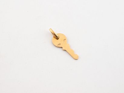 Key pendant in yellow gold (750).
Weight:...
