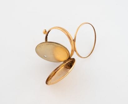 Yellow gold (750) watch case with guilloché...