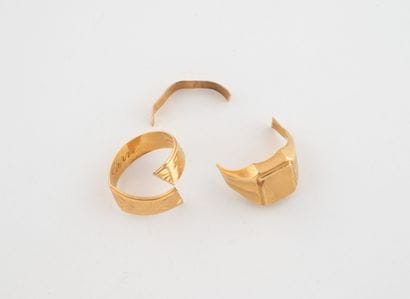 Yellow gold (750) debris from two rings.
Weight:...