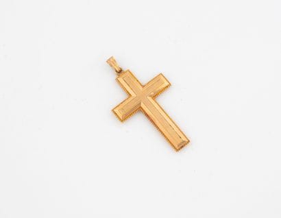 Pendentif croix or jaune (750) à décor ciselé,...