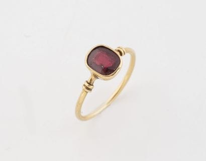 Small yellow gold (750) ring centered on...