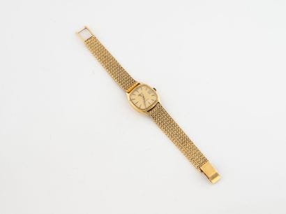 KODY
Ladies' wristwatch in yellow gold (750).
Cushion-shaped...
