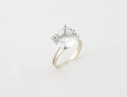 White gold (750) ring set with a round faceted...
