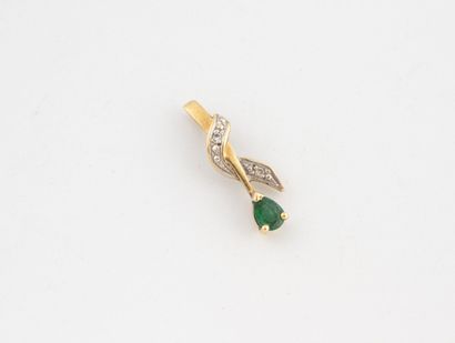Small yellow gold (750) pendant holding a...