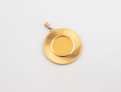 Round yellow gold (750) pendant with radiating...