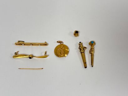 Yellow gold (750) set with small pearls.
Total...