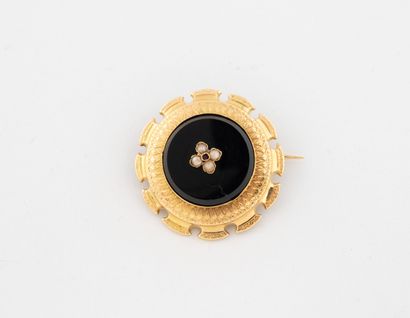 Round brooch in yellow gold (750) with chased...