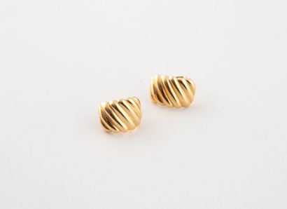 Pair of earrings in yellow gold (750).
System...
