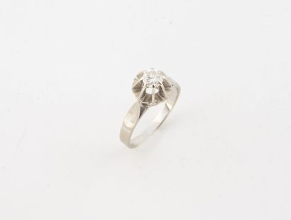 Solitaire ring in white gold (750) set with...