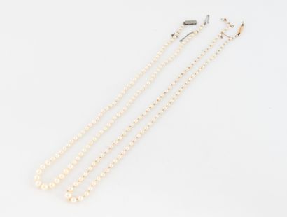 Necklace of white cultured pearls.
Yellow...