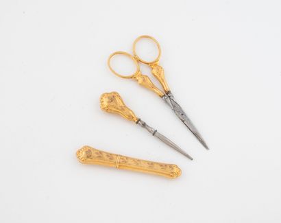 Sewing set in yellow gold (750) with chased...