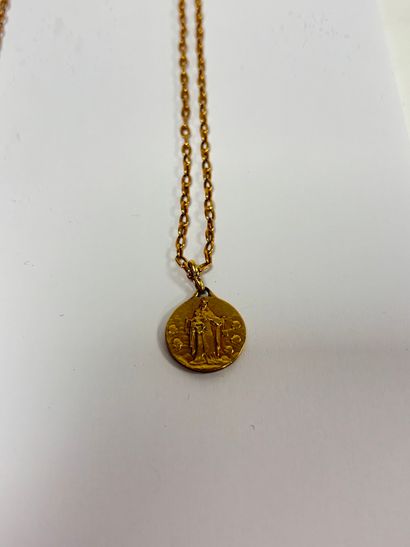 Petite médaille en or jaune et rose (750)...