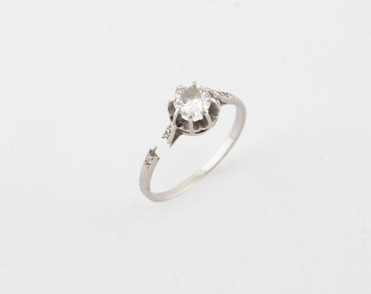 Platinum (850) ring set with a claw-set old-cut...