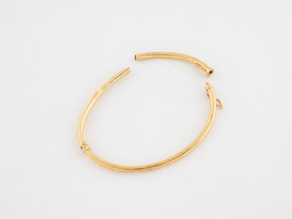 Fragments of a yellow gold (750) bangle bracelet.
Weight:...