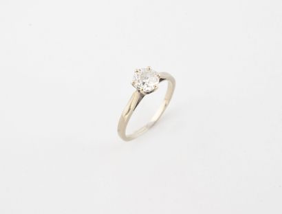 Bague solitaire en or gris (750) centrée...