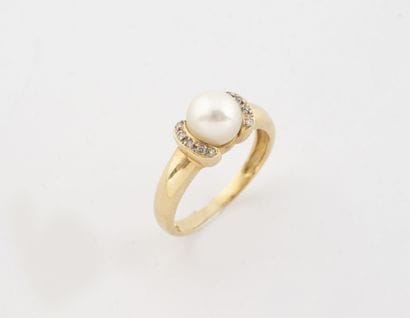 Bague en or jaune (750) ornée d'une perle...