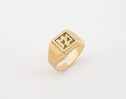 Chevalière in yellow gold (750) with an MP-encrusted...