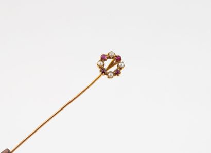 Tie pin in yellow gold (750) decorated with...