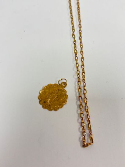 Petite médaille en or jaune et rose (750)...