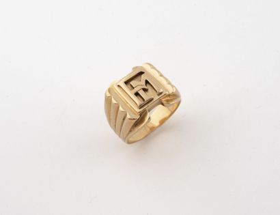 Chevalière in yellow gold (750), the plate...