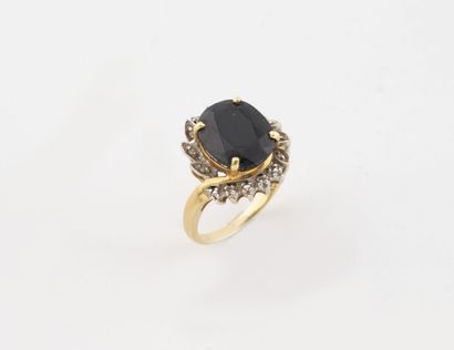 Yellow gold (750) ring set with a claw-set...