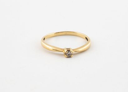 Small yellow gold (750) ring centered on...