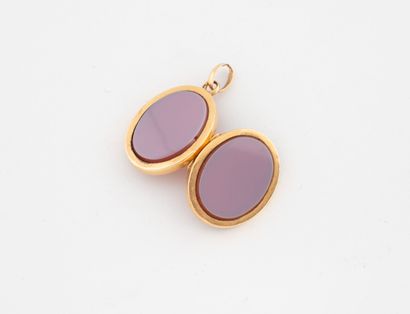 Yellow gold (750) and agate pendant. 
Adorned...