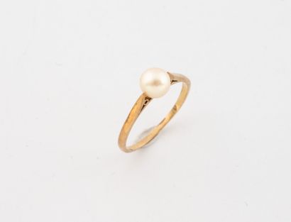 Yellow gold (750) ring centered with a small...