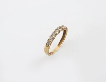 Half American wedding band in yellow gold...