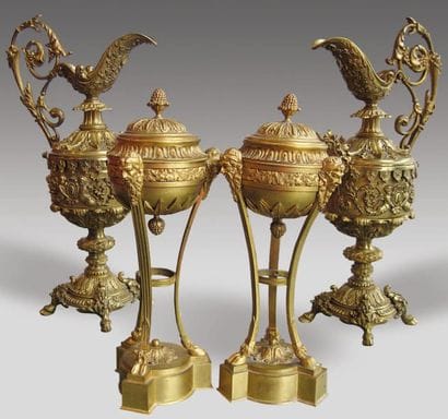 Paire d'aiguières décoratives en bronze et...