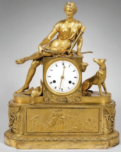 Pendule borne en bronze ciselé et doré à...