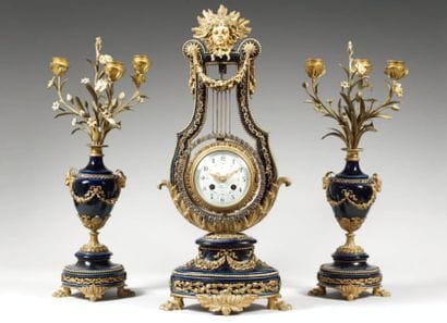 Garniture de cheminée en bronze doré et céramique...