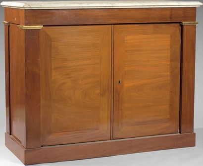 Commode à vantaux en acajou et placage d'acajou...