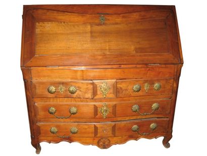 Commode scribanne en noyer ouvrant par cinq...