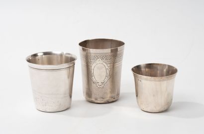 Lot de trois gobelets :
- un petit de type...