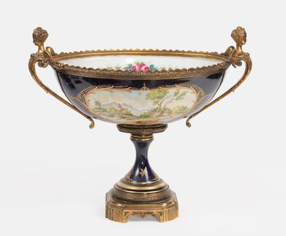 Dans le goût de SEVRES, XXème siècle
Coupe...