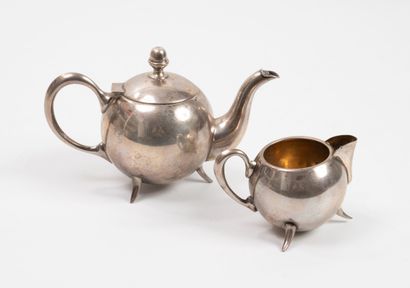 Théière et pot à lait en argent (800) d'un...