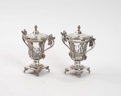 Paire de moutardiers en argent (950).
En...