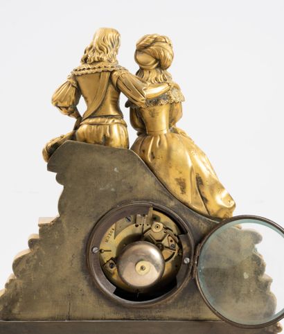 Pendule de cheminée en bronze et laiton ciselé...