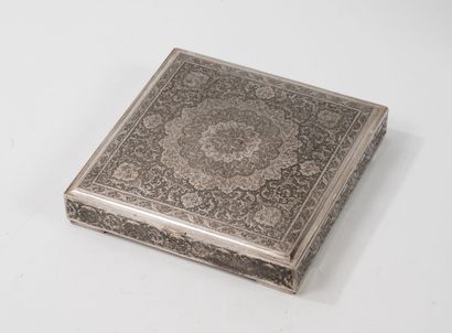 IRAN, XXème siècle
Boîte carrée en argent...