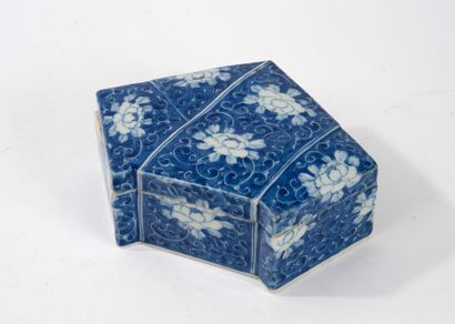 JAPON - Début du XXème siècle
Boîte en porcelaine...