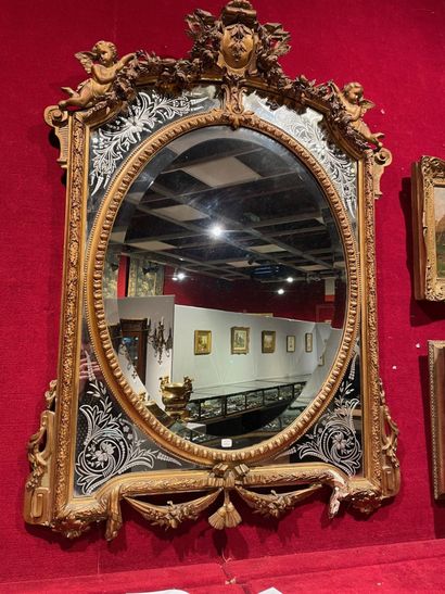 Miroir rectangulaire en bois et plâtre doré...