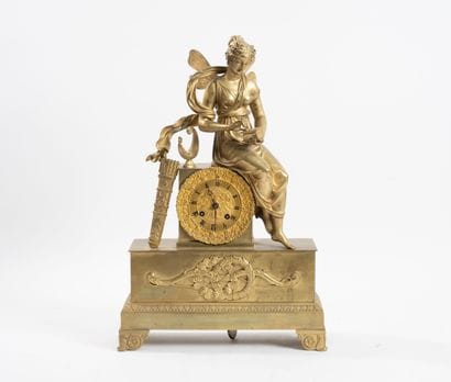 Pendule borne en bronze et laiton ciselé...