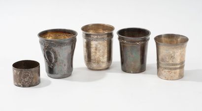 Lot de quatre timbales et un ronde serviette...
