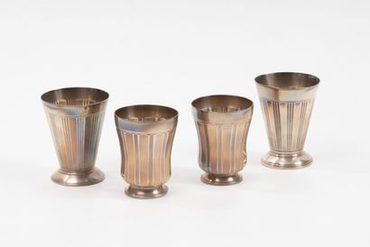 Quatre timbales en argent (950) à pans coupés...
