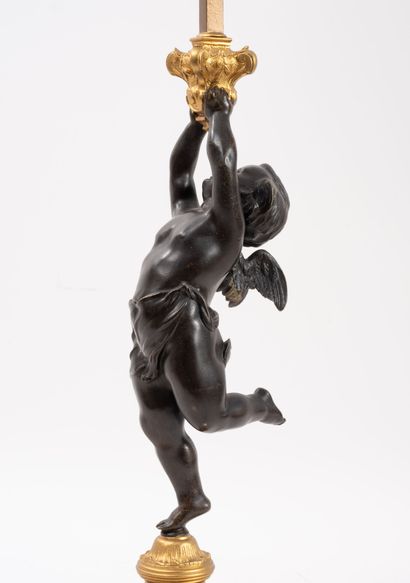 Petite torchère en bronze ciselé, patiné...
