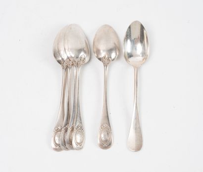Suite de six petites cuillères en argent...