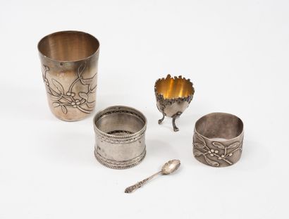 Lot comprenant : 
* quatre objets en argent...